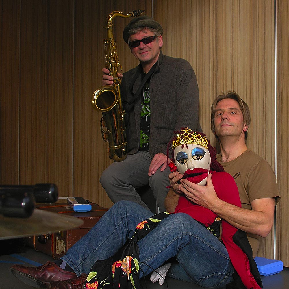 Vincent Mens de poppenspeler met saxofonist Pim van der Hust